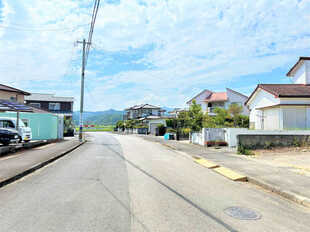 前面道路は十分な広さです