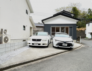 駐車場は普通車・軽自動車並列2台