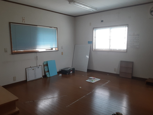 事務所室内、トイレ、洗面台がついています