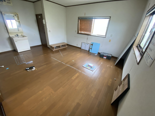 事務所室内、トイレ、洗面台がついています