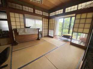 同じく1階の和室、縁側もございます