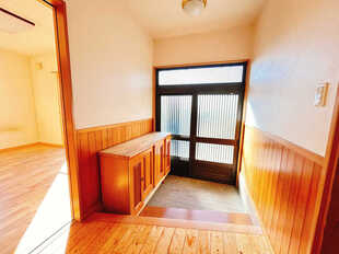 玄関の中です。シューズボックスを新品に交換します。