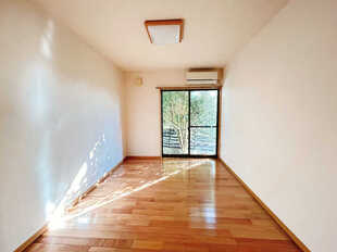 東側中央の6帖洋室です。天井と壁はクロスを張り替え床はクリーニングします