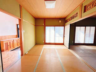 玄関横の6帖和室です。天井と壁はクリーニングして畳は表替えしてフスマは張替えます。