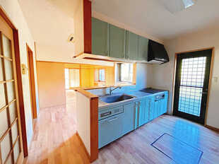 18帖のリビング別アングルです。リフォームは天井と壁はクロスを張り替え床はフローリング仕上げです。