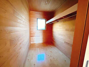 北側の3帖納戸です。天井と壁は床クリーニングします。