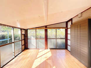 リビング横のサンルームです。天井と壁は床クリーニングします。雨の日に洗濯も安心です。