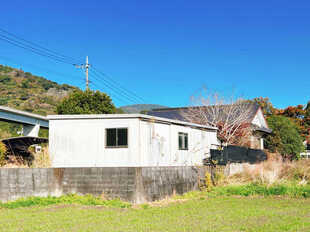 南東側外観です。植栽はせん定します。車庫付きです。