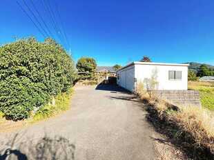 敷地の南側は駐車スペースです。カーポートと車庫（軽自動車2台分）があります。駐車5台可能です。