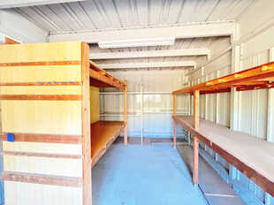 車庫の中です。棚がたくさんあり、いろいろな使い方ができそうです。