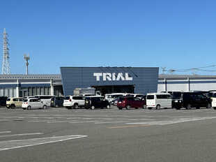 スーパートライアル都農店様まで3200ｍ。車で6分。