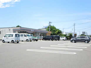 セブンイレブン都濃三日月原店まで3000ｍ。車で5分。