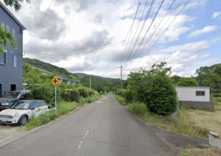 西側の幅員7ｍ町道に面してます。交通量は少ないので運転の苦手な方も安心です。