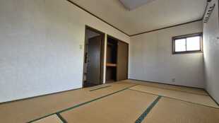 ２階洋室（畳は置いてあるだけ）