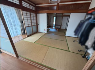 来客が来た時でも広々と過ごせる和室です