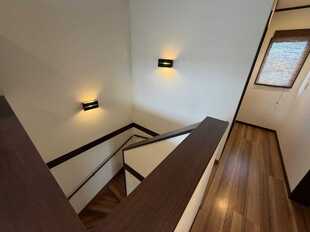 2階へあがる階段は間接照明もありオシャレな雰囲気です