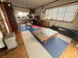 1階LDK、広々のお部屋で大きい掃き出し窓があります