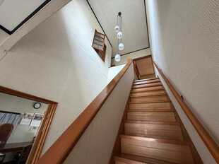 階段の吹き抜けは充分高さがあり、光を取り込みます