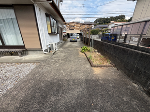 駐車場は2台程度、下段スペースを取ればより多く駐車可能です