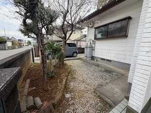 玄関前のスペースも塀を撤去すれば駐車場拡張可能です