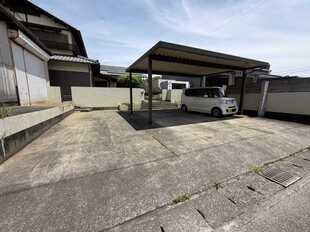 広々した倉庫と駐車場付き！